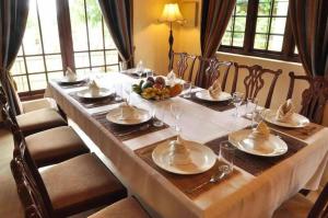 une longue table avec des assiettes et des coupes de fruits dessus dans l'établissement Lake View Bungalow Yala, à Tissamaharama