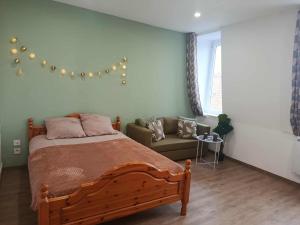 a bedroom with a bed and a couch at Secteur digue Dunkerque, Escale a Malo, Aquae Mare in Dunkerque