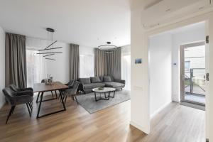 un salon avec une table et un canapé dans l'établissement Cottage Luxe Žaliakalnis, à Kaunas