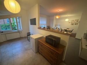 una cocina con encimera y TV. en flatwatermael, en Bruselas