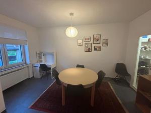 Un comedor con mesa y sillas en flatwatermael, en Bruselas 1 foto más