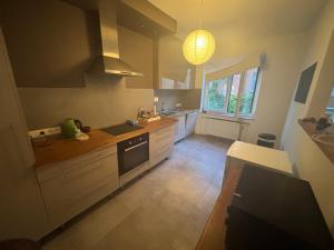 una cocina con fregadero y estufa en flatwatermael, en Bruselas