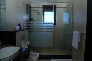 カンパラにあるThe Happy Nestのバスルーム(ガラス張りのシャワー、トイレ付) +39枚の写真