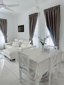 un salon blanc avec une table et un canapé dans l'établissement Stay & Rest - The Luxe Lodge, à Klang 33 autres photos