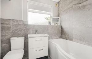 Koupelna v ubytování Lovely family home in friendly village of Bicester + 6 fotografií