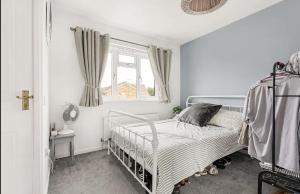 Postel nebo postele na pokoji v ubytování Lovely family home in friendly village of Bicester