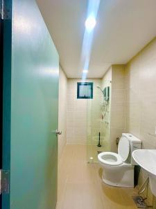 une salle de bains avec toilettes et lavabo dans l'établissement Stay & Rest - The Luxe Lodge, à Klang
