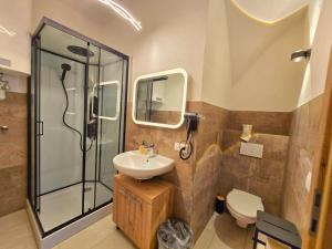 une salle de bain avec douche, lavabo et toilettes dans l'établissement New Two-Bedroom Apartment in the Old Town, à Hall en Tirol