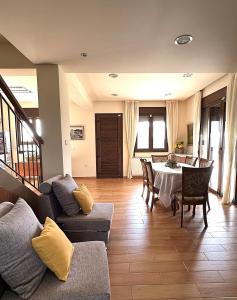 ein Wohnzimmer mit einer Couch und einem Tisch mit Stühlen in der Unterkunft VILLa ERASMIA in Kyperounta + 34 Fotos