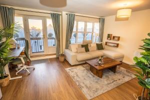 ein Wohnzimmer mit Sofa und Tisch in der Unterkunft 5 Star Luxury Apartment in the Heart of Galway City in Galway