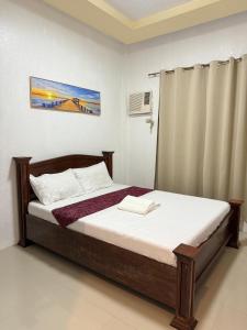 プエルト・プリンセサにあるCozy Stop Inn - Puerto Princesaの部屋にベッドがある寝室