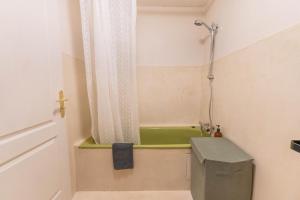 Ένα μπάνιο στο Modern and old T2 +21 φωτογραφίες