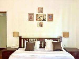 Postel nebo postele na pokoji v ubytování Cozy Boho Poolside 1BHK in Siolim Goa