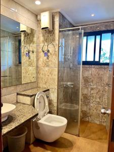 Koupelna v ubytování Cozy Boho Poolside 1BHK in Siolim Goa + 21 fotografií