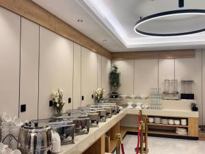 a restaurant with aasteryasteryasteryasteryasteryasteryasteryasteryasteryasteryasteryastery at فندق ارجان بارك جدة in Jeddah +67 photos