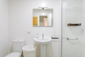 ein weißes Badezimmer mit Toilette und Waschbecken in der Unterkunft Mar 4 en Santa Pola in Santa Pola + 18 Fotos