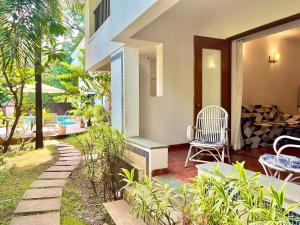 Zahrada ubytování Cozy Boho Poolside 1BHK in Siolim Goa
