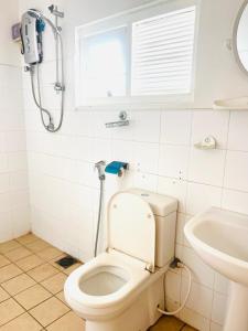 un baño con inodoro y lavabo en Island House, en Dikwella 48 fotos más