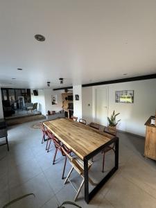 Biliár nebo kulečník v ubytování A l'ancienne boulangerie