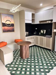 une cuisine avec une table et une table et un comptoir dans l'établissement Châu Giang Luxury -Nera Garden APartment 2-3 Bedroom, FREE hồ bơi, à Hue 84 autres photos
