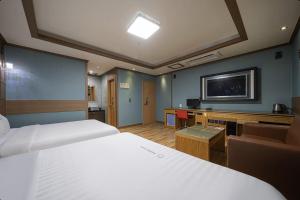 Μια τηλεόραση ή/και κέντρο ψυχαγωγίας στο Yeosu Apple Hotel