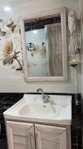 un baño con lavabo y espejo en Rum Laura luxury camp, en Wadi Rum