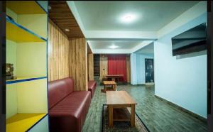 ein Wohnzimmer mit Sofa und Tisch in der Unterkunft Padmashree Hotel & Spa in Darjeeling