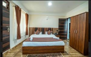 ein Schlafzimmer mit einem großen Bett in einem Zimmer in der Unterkunft Padmashree Hotel & Spa in Darjeeling