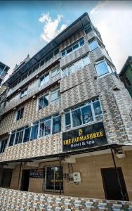 ein hohes Backsteingebäude mit einem Schild darauf in der Unterkunft Padmashree Hotel & Spa in Darjeeling