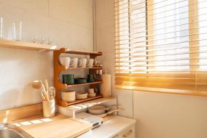 una cocina con fregadero y un estante con platos en new 하루 온 올리모델링 청결중시 잠실 롯데월드 올림픽공원 성수 강남, en Seúl