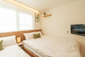 Un dormitorio pequeño con una cama y una ventana. en new 하루 온 올리모델링 청결중시 잠실 롯데월드 올림픽공원 성수 강남, en Seúl