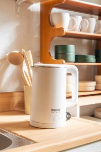 Una taza de café blanca sentada en la encimera de la cocina en new 하루 온 올리모델링 청결중시 잠실 롯데월드 올림픽공원 성수 강남, en Seúl