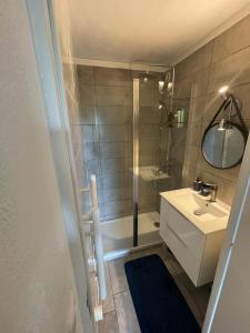 ein Badezimmer mit Dusche, Toilette und Waschbecken in der Unterkunft Azur Bay Boho-Chic T2 Garage & Mer Pet-Friendly in La Ciotat