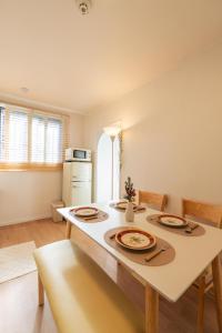 Una cocina con una mesa con platos encima. en new 하루 온 올리모델링 청결중시 잠실 롯데월드 올림픽공원 성수 강남, en Seúl 40 fotos más