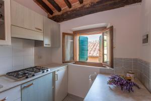 a kitchen with a stove and a window at Tenuta La Chiusa in Portoferraio