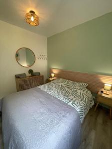 ein Schlafzimmer mit einem Bett mit einem Zebramuster in der Unterkunft Azur Bay Boho-Chic T2 Garage & Mer Pet-Friendly in La Ciotat