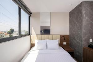 Postel nebo postele na pokoji v ubytování La Hotel Duong So 21