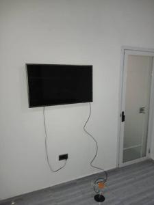 un téléviseur à écran plat accroché au mur dans l'établissement Guest Apartments, à New Weija