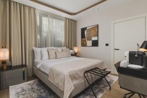 Un dormitorio con una cama grande y un televisor. en Luminoso Boutique Hotel, en Budva