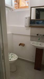 un baño con inodoro y lavabo en Retro II, 