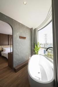 Postel nebo postele na pokoji v ubytování La Hotel Duong So 21