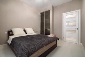 - une chambre avec un lit et une porte menant à un placard dans l'établissement АПАРТАМЕНТЫ МОРЕе, à Odessa