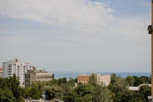 une vue d'une ville avec des arbres et des bâtiments dans l'établissement АПАРТАМЕНТЫ МОРЕе, à Odessa