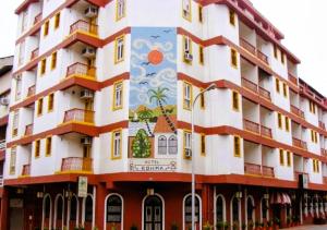 ein Gebäude mit einem Wandgemälde an der Seite in der Unterkunft Mayfair Hotel in Panaji