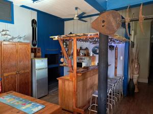 Η κουζίνα ή μικρή κουζίνα στο Sea Lions Den Backpackers