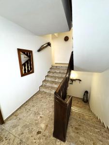una scala in un edificio con scala di Gasthof Torwirt a Sankt Lambrecht