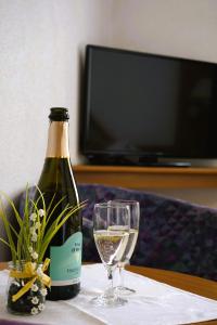 una bottiglia di vino e un bicchiere su un tavolo di Gasthof Torwirt a Sankt Lambrecht