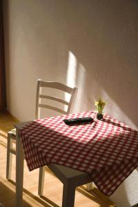 un tavolo con una tovaglia a quadri rossi e bianchi su una sedia di Gasthof Torwirt a Sankt Lambrecht Altre 8 foto