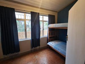 Ένα ή περισσότερα κρεβάτια σε δωμάτιο στο Sea Lions Den Backpackers