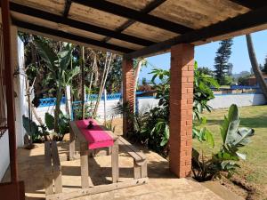 Κήπος έξω από το Sea Lions Den Backpackers